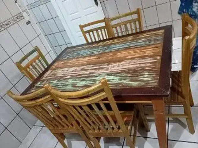 Vende-se uma mesa com 06 cadeiras $900.00