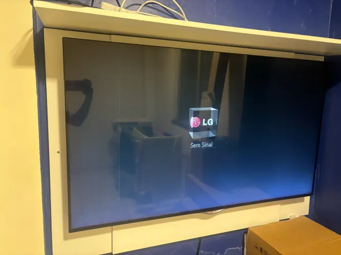 Vendo TV LG 55 + Painel Branco Mdp + Prateleira branca mdf + Suporte universal