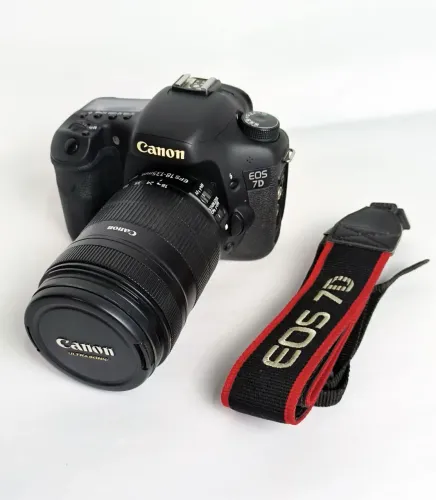 Canon Eos 7d Dslr + Lente Canon Ef 18-135mm + Acessórios