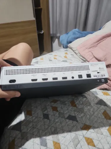 Vendo Xbox One S 1TB em ótimo estado e funcionando perfeitamente