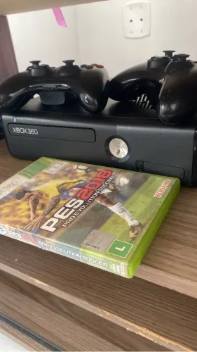 Xbox 360 + 2 controles + Jogo de Futebol