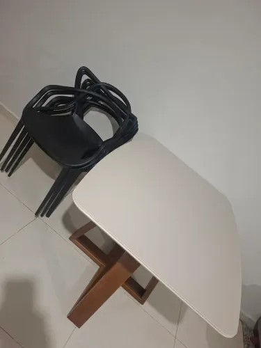 Mesa com tampo de vidro laqueada com 4 cadeiras alegra