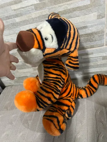 Pelúcia do personagem Tigrão (Ursinho Pooh)