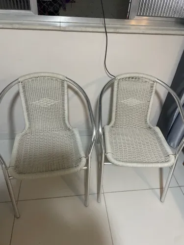 Conjunto de cadeira de vime com estrutura de alumínio