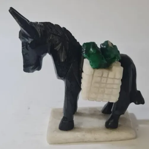 Pequena Escultura de Burrinho de Carga em Pedra-Sabão e Mármore (11 cm)Descrição: Delicada