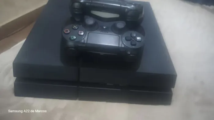 Ps4 semi novo e 2 controles originais