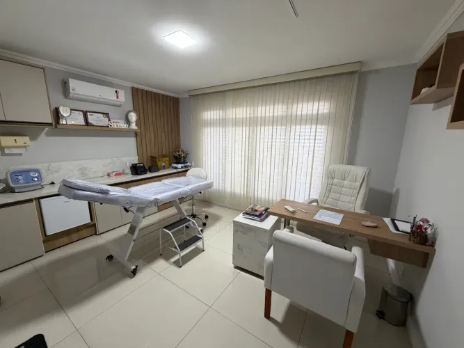 Salas decoradas dentro de clínica de estética