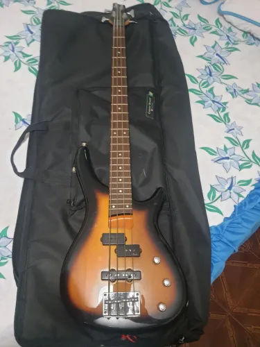 Baixo condor 4 cordas e amplificador oneal