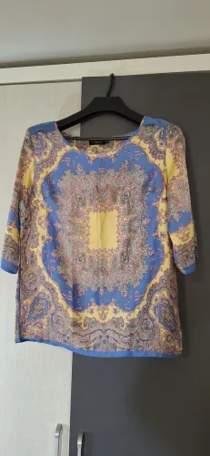 BLUSA EM SEDA SINTÉTICA