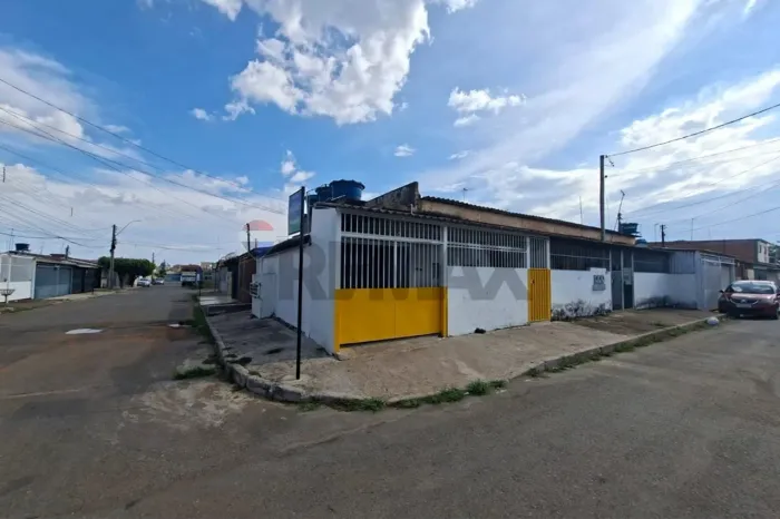 VENDO UMA CASA COM 3 KITS NA QUADRA 801 DE ESQUINA
