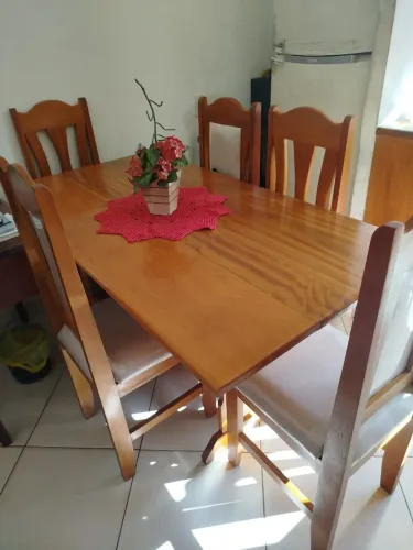 Mesa com 6 cadeiras