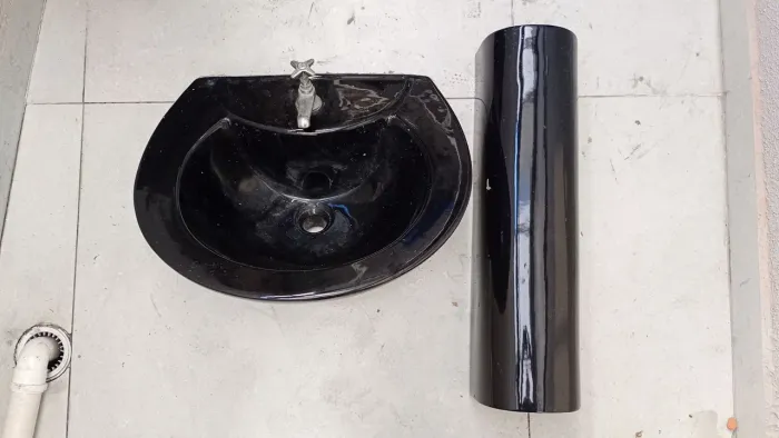 Pia com coluna para banheiro preta.