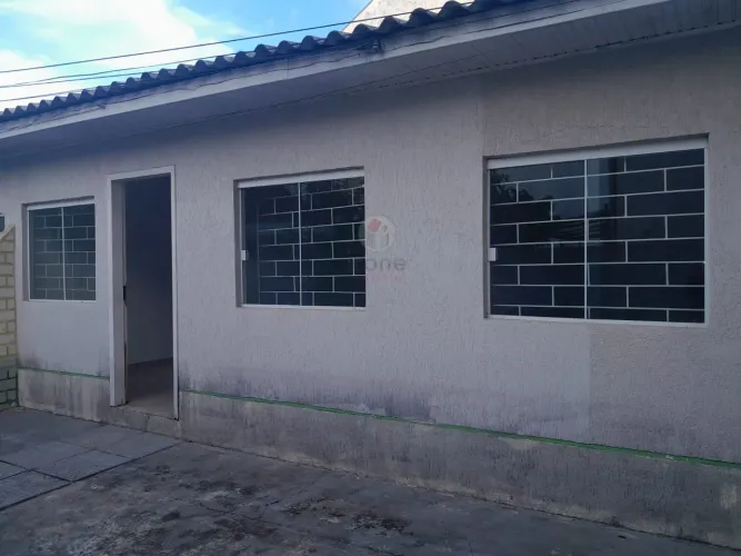 Casa com 03 quartos, estacionamento, no Cidade Industrial, perto da Rua Raul Pompéia.