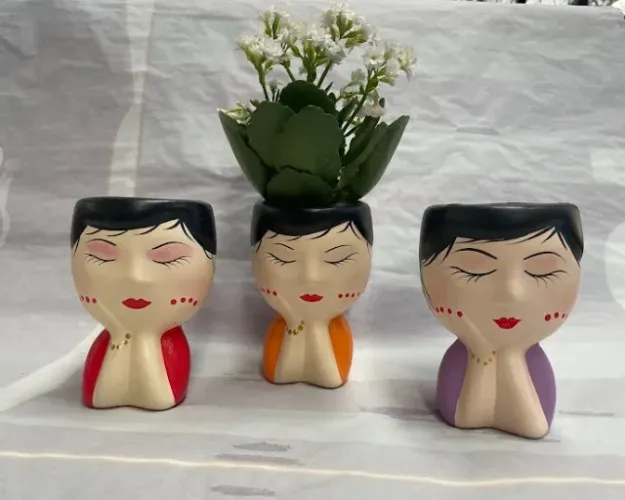 Kit 3 meninas charmosa - vaso pote 06 - cerâmica pintada à mão - Planta Não inclusa.