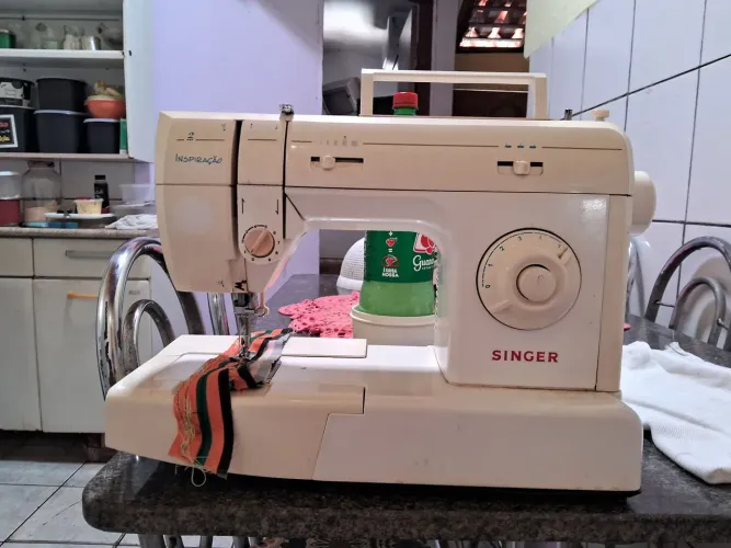 Vendo máquina de costura singer doméstica