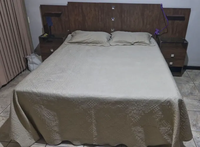 Cama Queen com cabeceira e painel