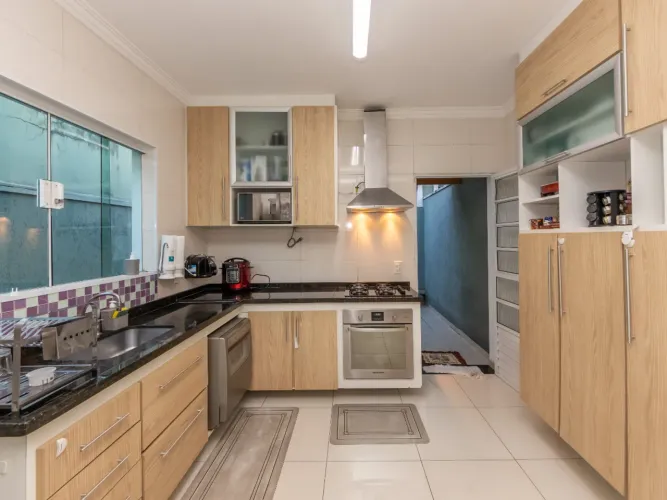 Sobrado para venda em Jardim Marisa com 3 quartos, sendo 3 suítes, 168m²