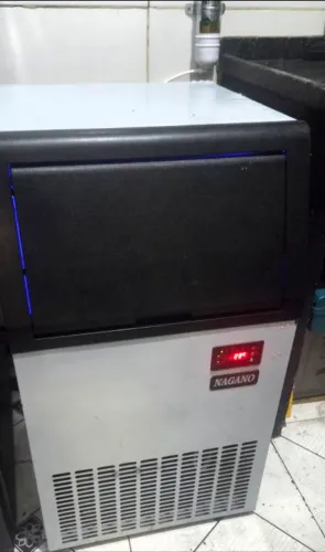 Maquina de gelo zerada pouco tempo de uso com nota fiscal