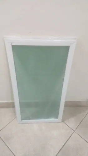 Janela Fixa em Alumínio Branco com vidro temperado cor Verde nova sem uso Não e de abrir
