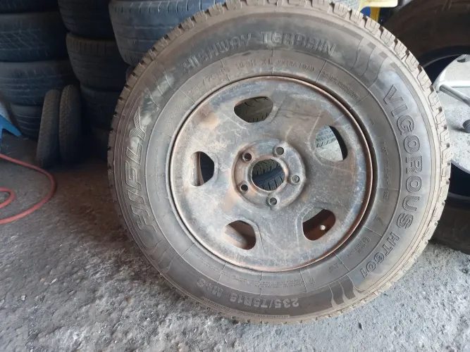 Vendo 2 pneu 235/75/15 praticamente novo