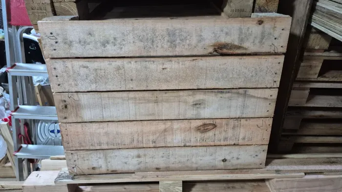 Pallets madeira eucalipto, medida 0.80 centímetros por 0.60 centímetros, reforçados,.