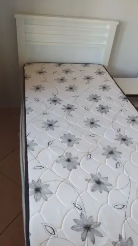 2 camas lindas de solteiro com colchões novos!
