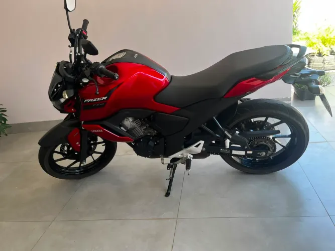 UMA MAQUINA FZ15 ANO 2013