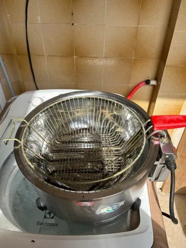 Fritadeira Elétrica Marchesoni  muito nova 7,5 Litros Com Peneira
