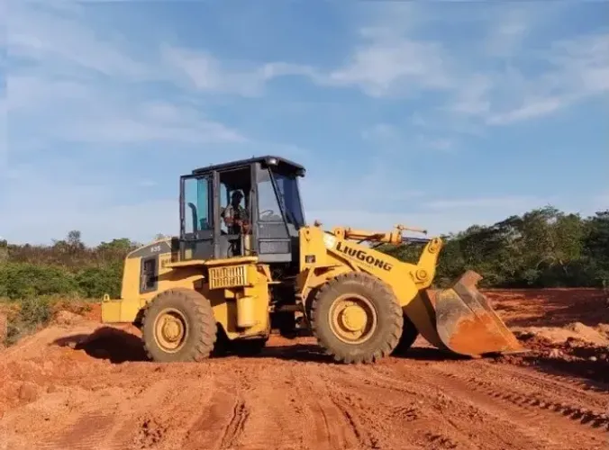Pá carregadeira. Vendo ou alugo.