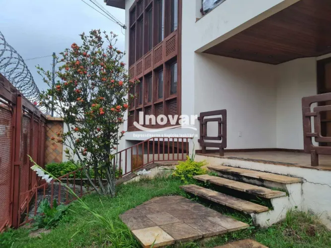 Casa com 2 pavimentos + subsolo com aprox 600 m² com 7 quartos, 2 suítes, 6 vagas, px praç