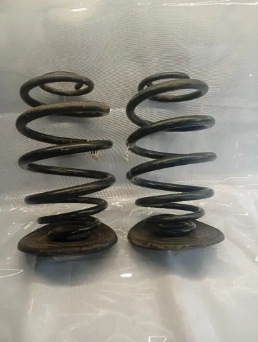 Mola De Suspensão Traseiro Volkswagen Saveiro G5 G6 5u75E Original