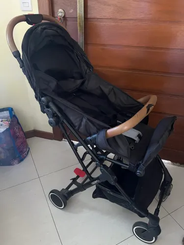 Carrinho de bebê/ retrátil para bordo de avião.