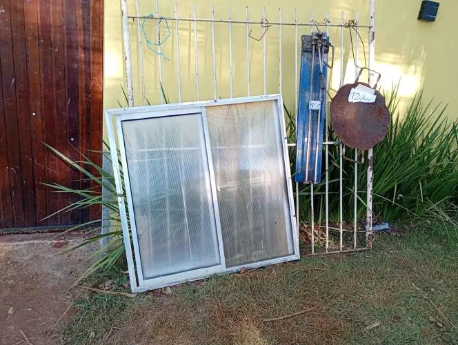 Vende -se portão 1,50 x 1,50 , disco de arado , e 1 porta de acrílico para casa de gás 