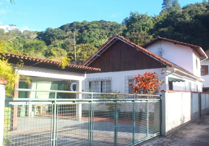 Aluga-se ótima casa com 2 quartos na Mosela - Petrópolis - RJ