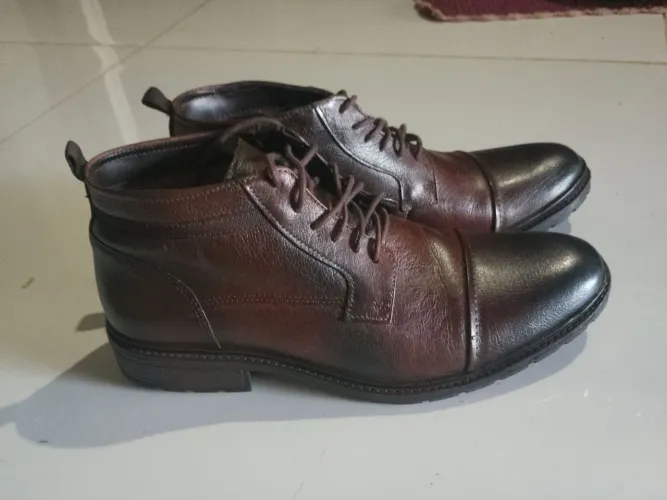 Bota de couro marrom