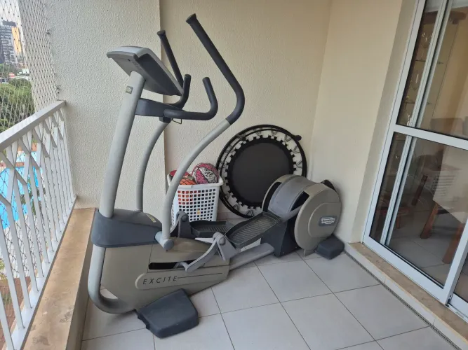 Aparelho elíptico technogym excite
