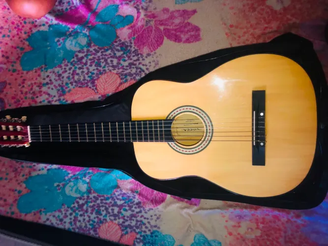 Vende_se um violão de marca vocca tratar no ZAP *.