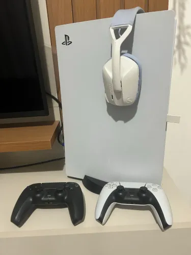 Play 5 + 2 Controles + Headset Logitech G435 + Base de carregamento Sony - Kit Completo!