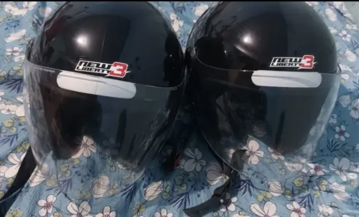 DOIS CAPACETES SEMI NOVOS R$ 150