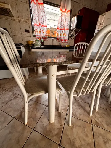 Mesa com 4 cadeiras 