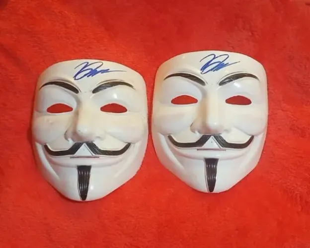 Máscaras V de Vingança Autografadas por David Lloyd