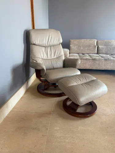 2 Poltronas inclinável, com descanso p/ pernas em couro!