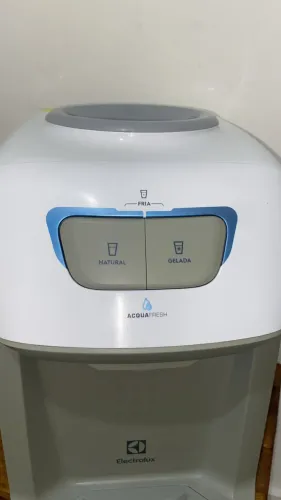 Vende-se para retirada, bebedor purificador de água fria e natural Eletrolux.