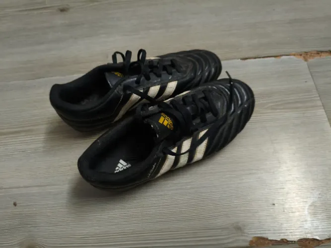 Chuteira de campo Adidas questra