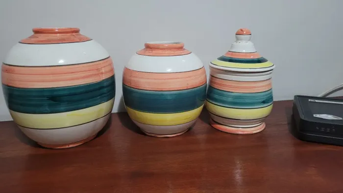 Vendo 3 vasos decorativos em cerâmica esmaltada