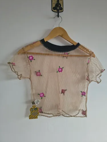 Blusa em Tom Creme com Transparência e Detalhes em Flores