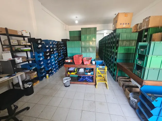Ferragens a preço de custo.