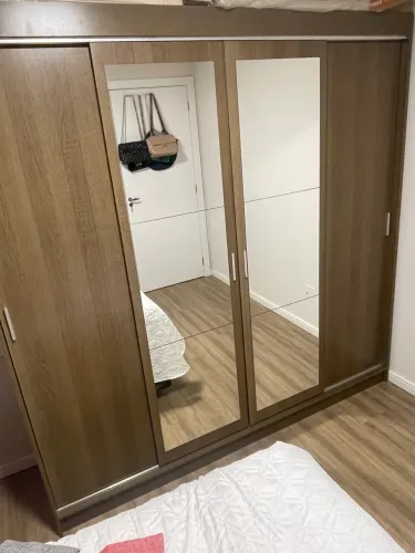 Guarda-roupa 4 portas com espelho e mesa de cabeceira