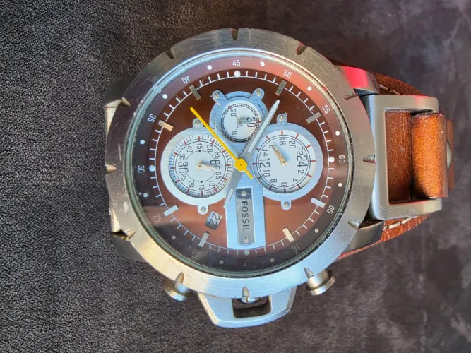 Relógio Fossil JR1157 cronógrafo com pulseira de couro marrom.