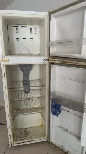 Geladeira danificada